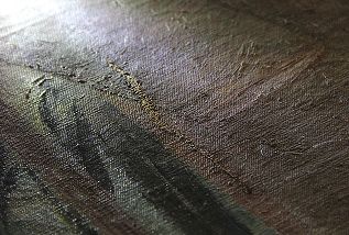 Réparation d’une déchirure de toile.