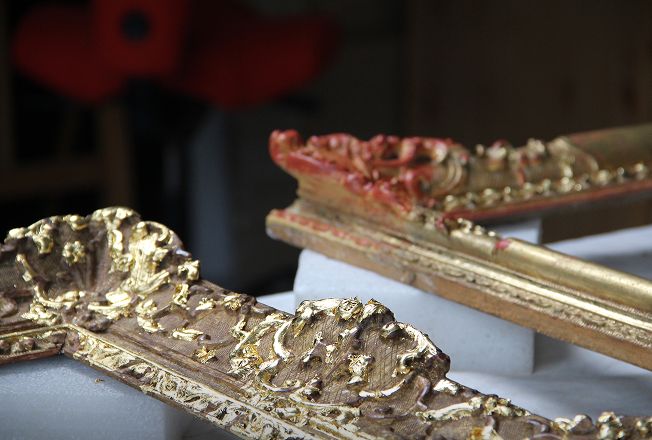 Collection musée de Sens — Retouche des ornements restitués et redorures localisées.