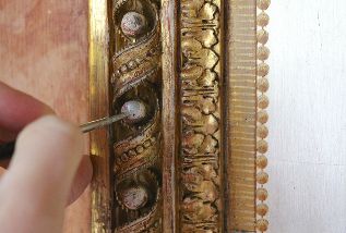 Retouche à la poudre d’or blanc.